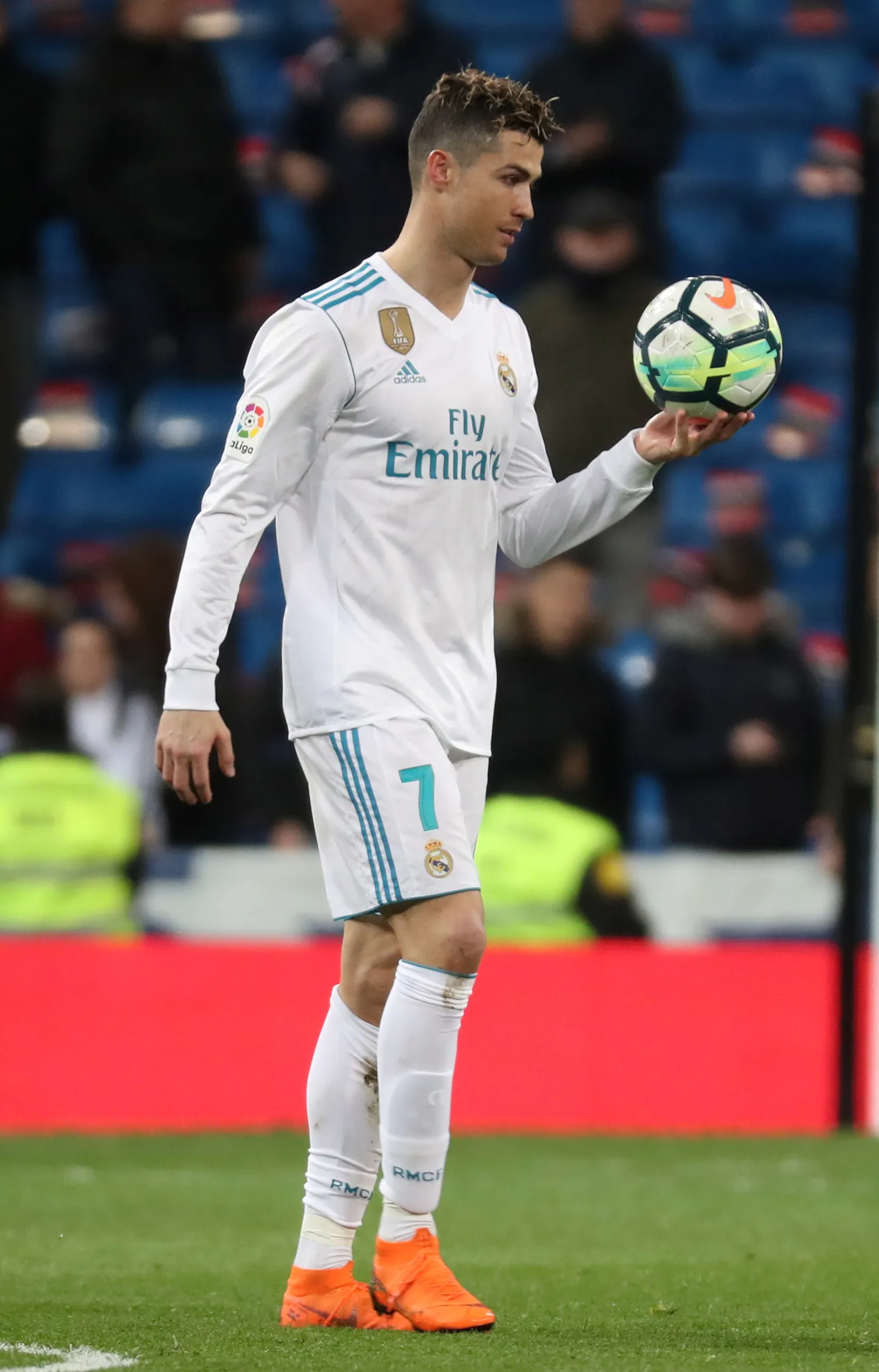 Kolm väravat löönu saab traditsiooniliselt endale mängupalli. Ronaldol peaks selliseid kodus olema nüüd 50.