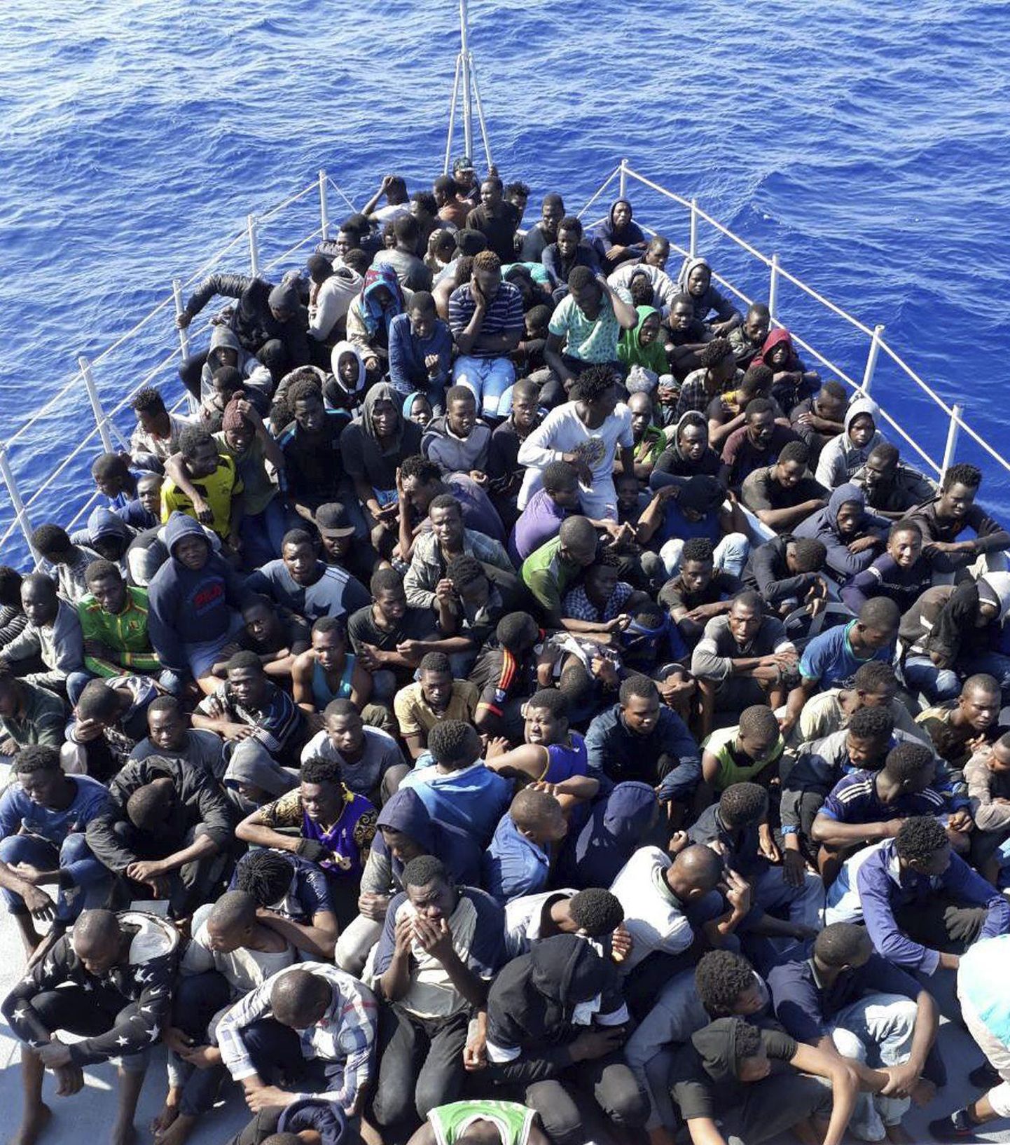 Спасенные в Средиземном море африканские мигранты.