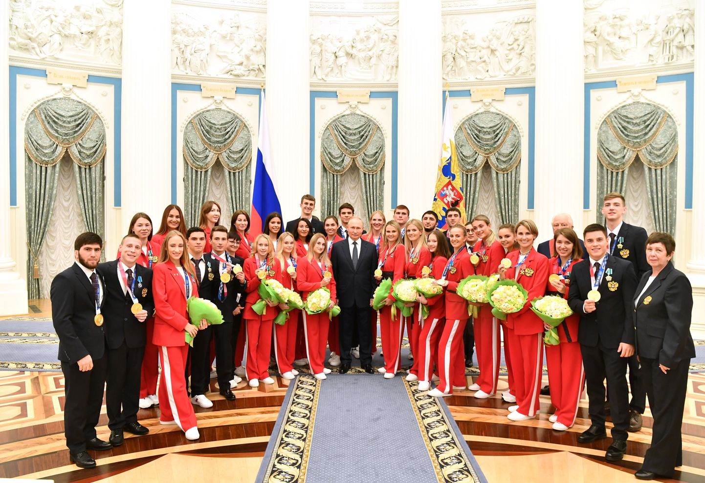 Vladimir Putin ja Venemaad Tokyo olümpial esindanud sportlased 2021. aasta septembris.
