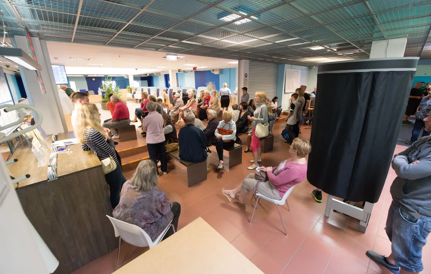 Eile hommikul oli kodakondsus- ja migratsioonibüroo ootesaal Tartu politseimaja esimesel korrusel tihedasti rahvast täis ja klienditeenindaja juurde pääsemiseks tuli oodata umbes tund aega.