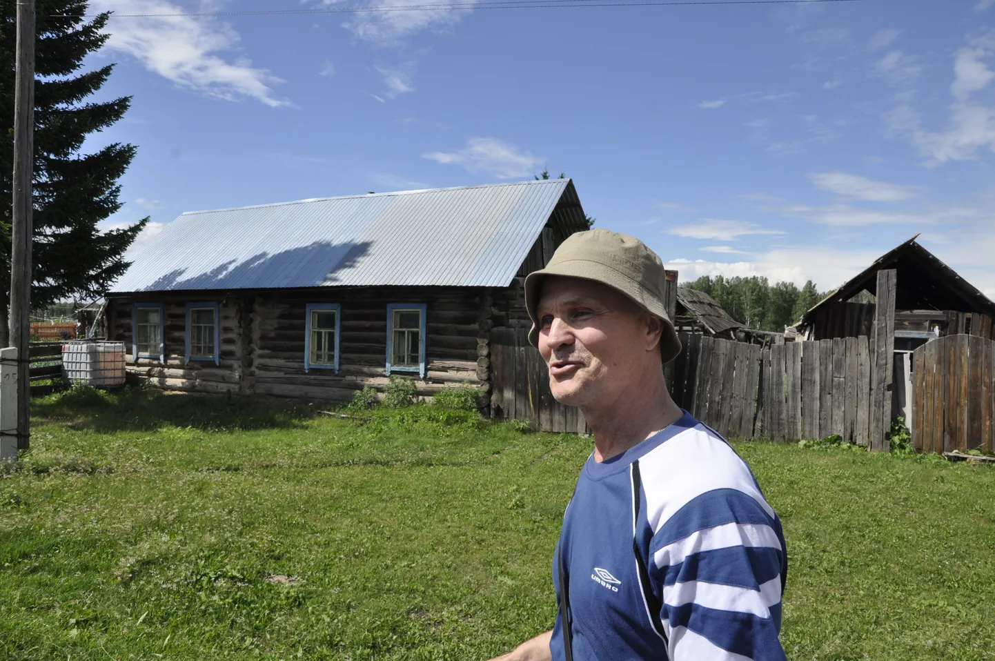 Lukini Aleksandr on isamaja ees Krestjanskis.