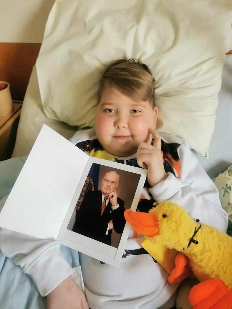 Тревон в таллиннской больнице, где в середине февраля ему был установлен шунт головного мозга. В День золотой ленточки, посвященный онкобольным детям, представители Ассоциации родителей онкобольных детей передали фотографию, подписанную главой государства Аларом Карисом, которая была отправлена лично Йоссу.