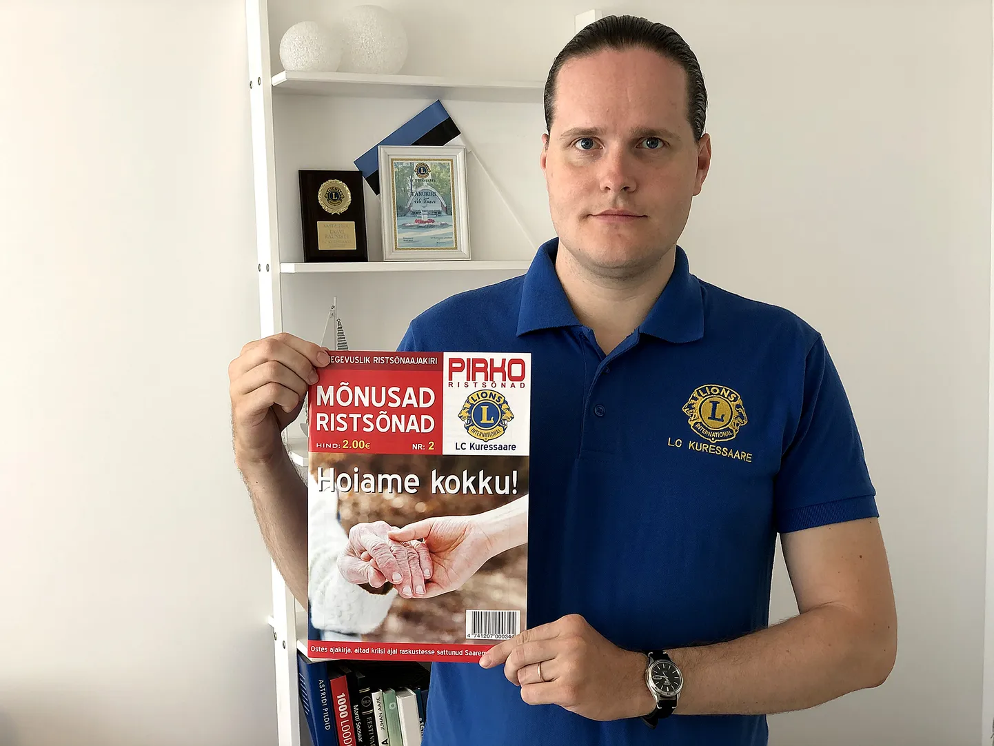 Kuressaare Lions-klubi president Taavi Rauniste heategevuslike ristsõnadega.