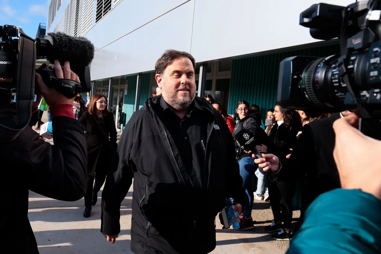 Oriol Junqueras ülikoolist lahkumas.
