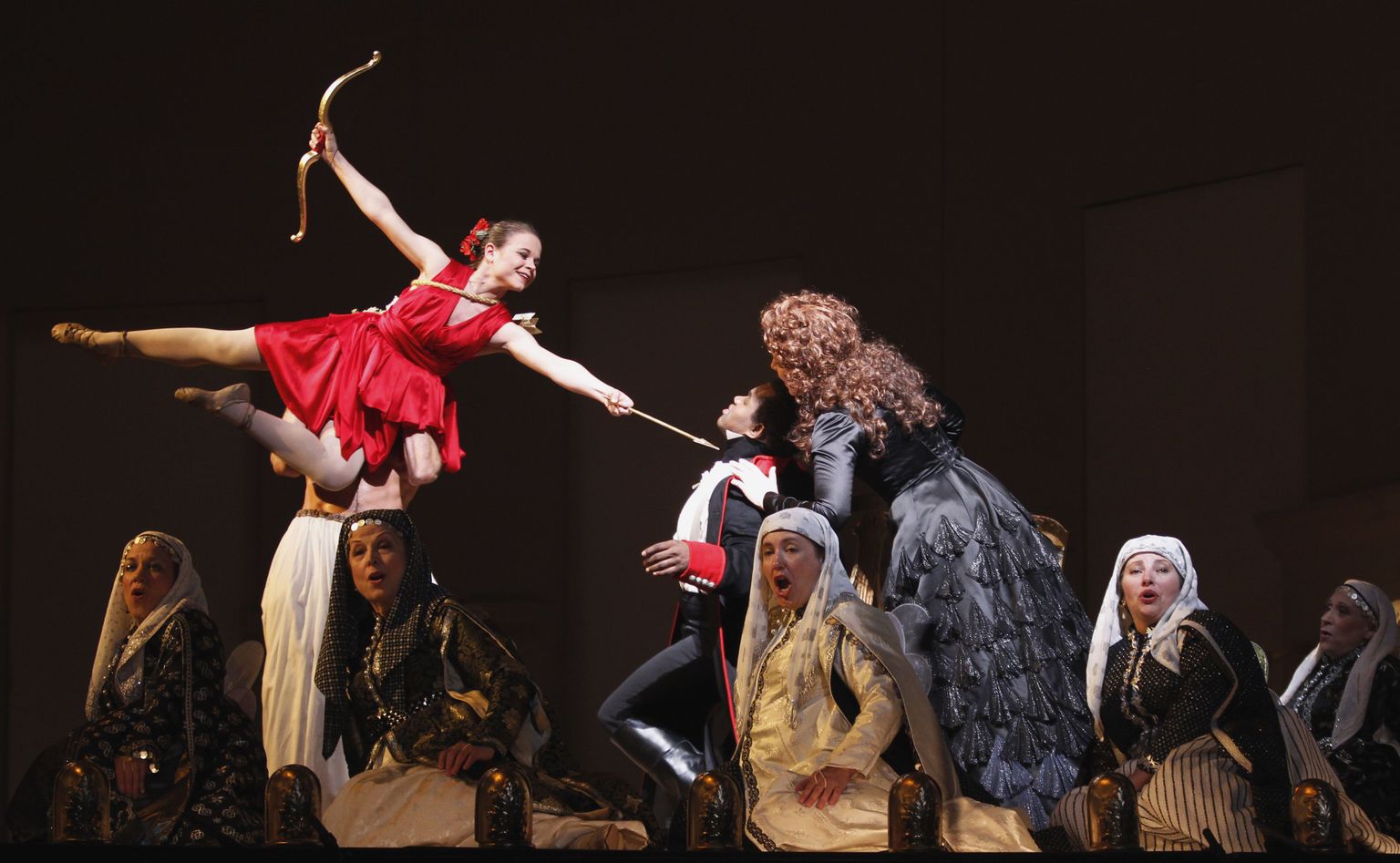 Praegu lööb 24-aastane miniatuurne tantsija kaasa Metropolitani Ooperi lavastuses «Armida», kus ta kehastab Armastust.
