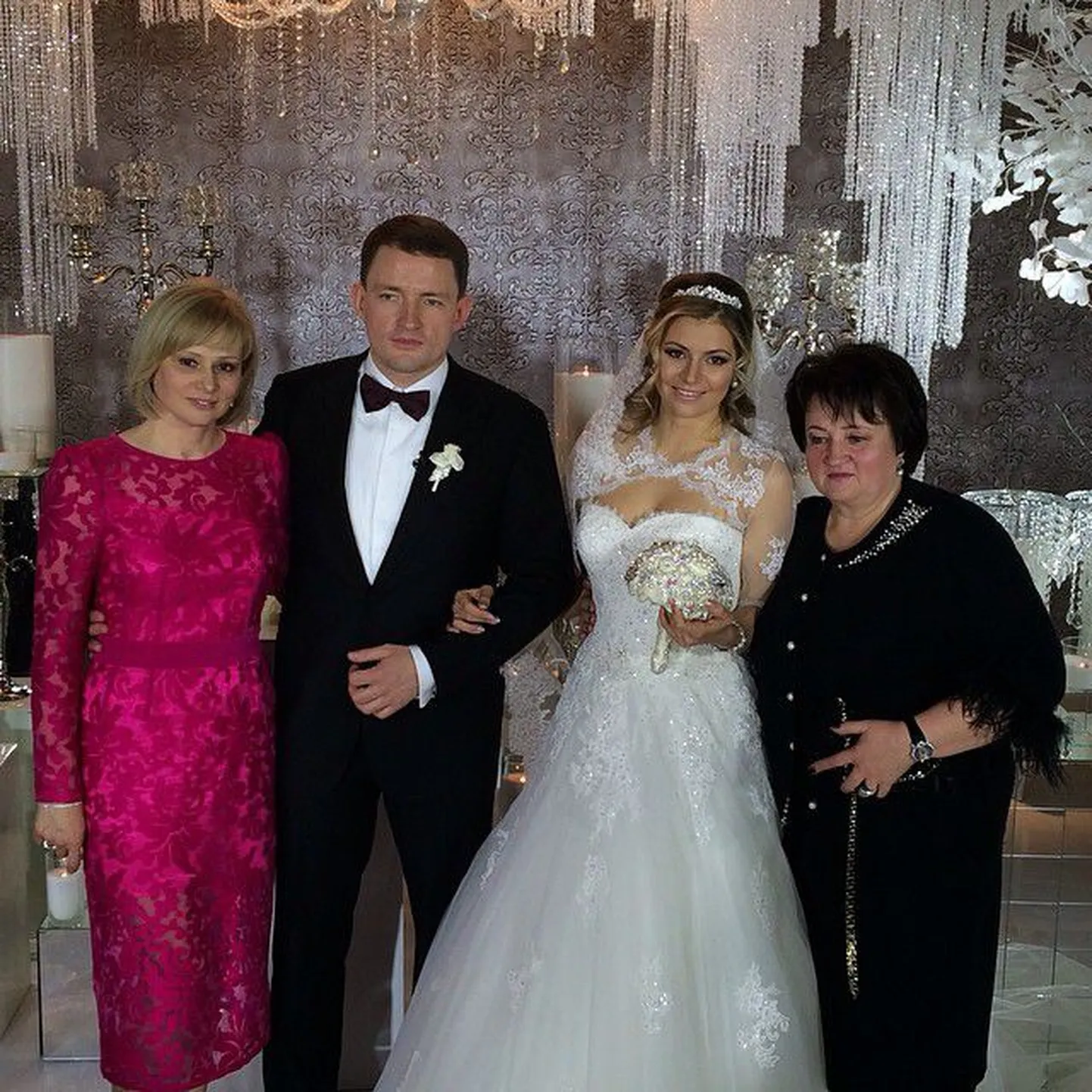 Мария Кириленко и ее муж вместе с мамами.