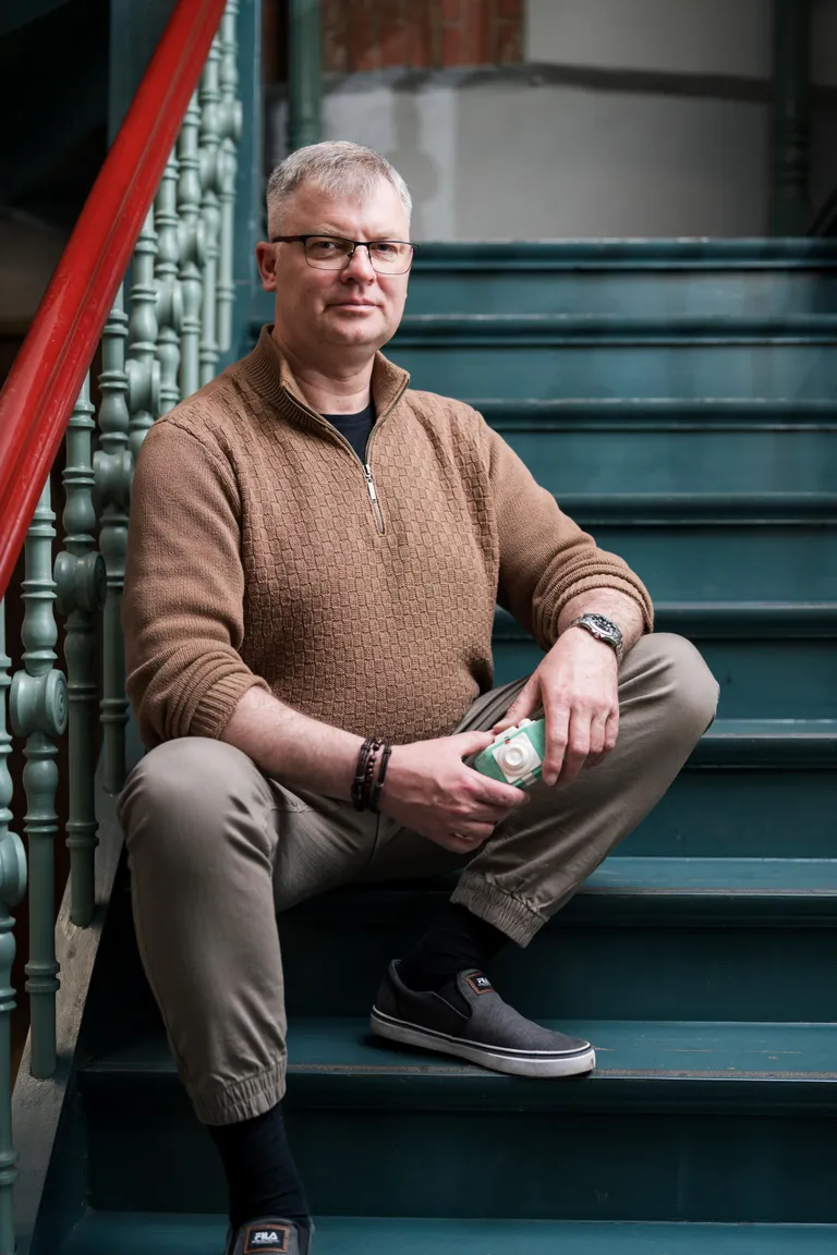 Urmas Luik istumas Pärnus Ringi 1 trepil, mis viis Pärnu Postimehe toimetusse ajal, kui tema siia 30 aasta eest tööle tuli.