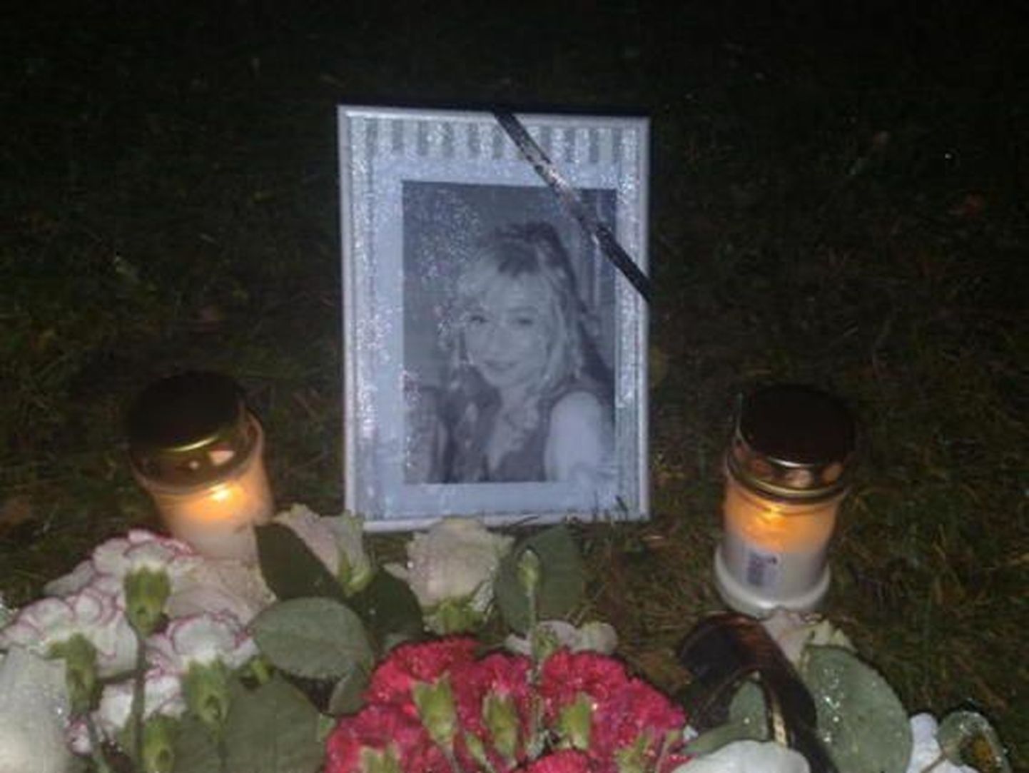 Lilled, küünlad ja Svetlana foto pühapäeval neiu hukkumispaigas.