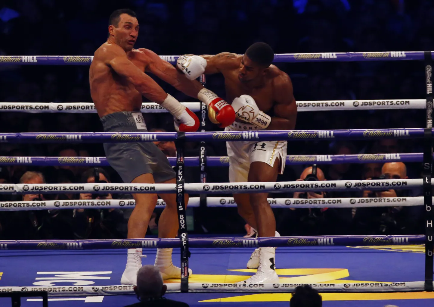 Anthony joshua (valgetes pükstes) heitlemas Vladimir Klitškoga.