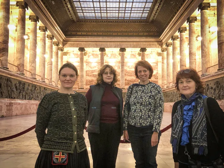 UURIJAD JA HOIDJA: Mari Lepik, muuseumi varahoidja Ludmilla Korolkova, Mareli Rannap ja Marge Veelmaa.