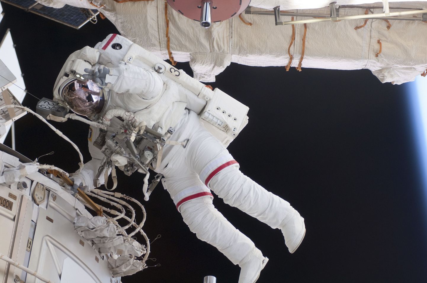 Astronaut Andrew Feustel kosmosekõnnil