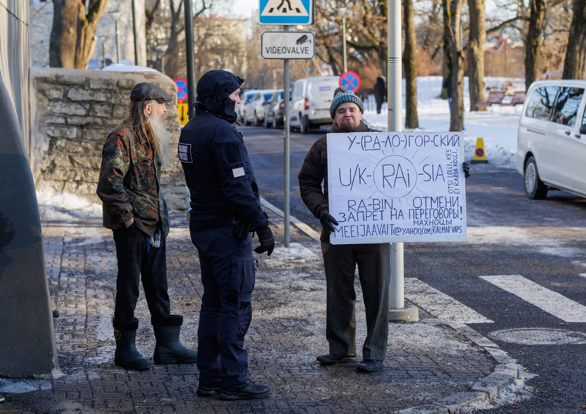 Kogenud meeleavaldaja Almar Gluštšenko Toompeal vestlemas dialoogipolitseiga.