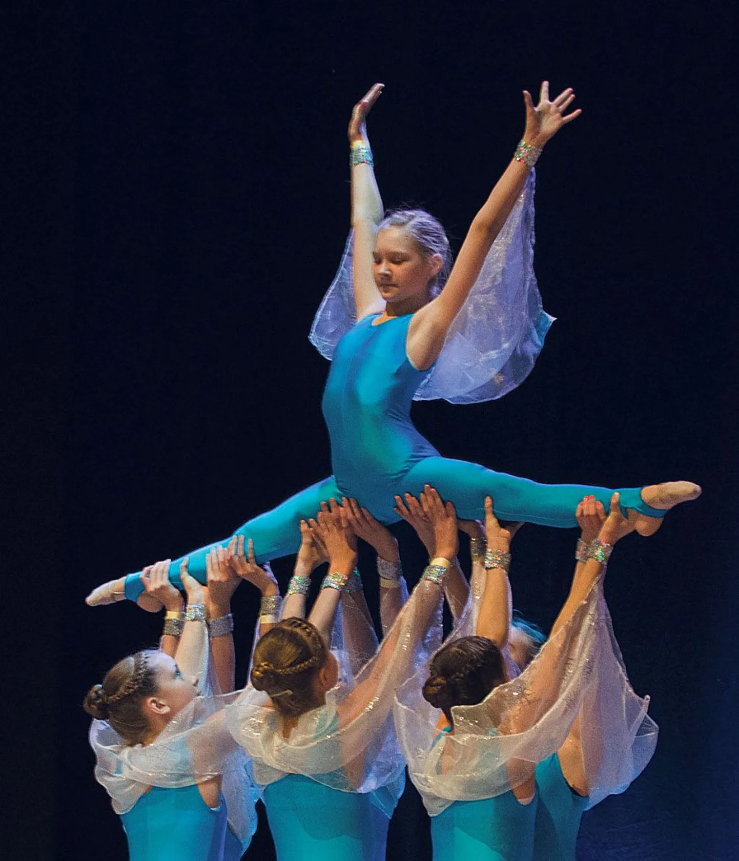 Pärnu Rühi tüdrukud esitasid GymnaFesti lõppkontserdil kava “Jääkristallid”.