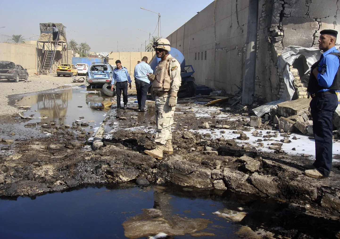 Sõdur ja politseinikud ühe tänase pommirünnaku paigas Bagdadi äärelinas Hurriyas.
