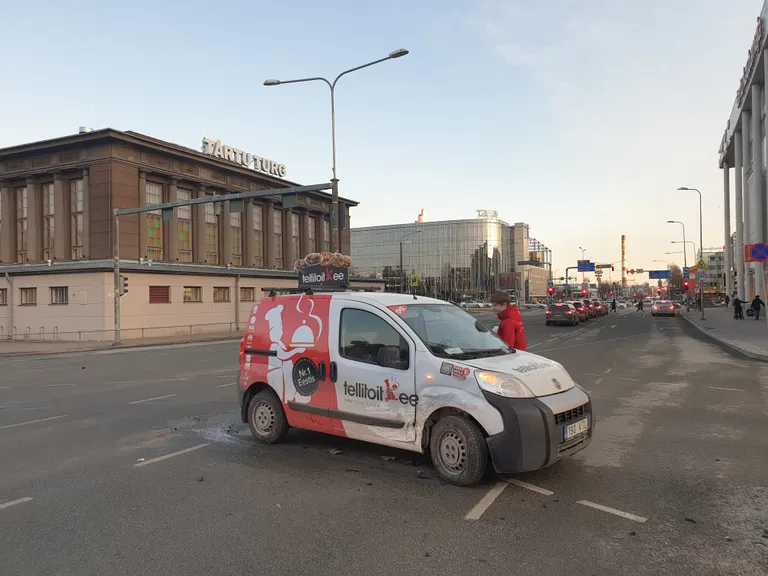 Avarii Tartu Kaubamaja juures.