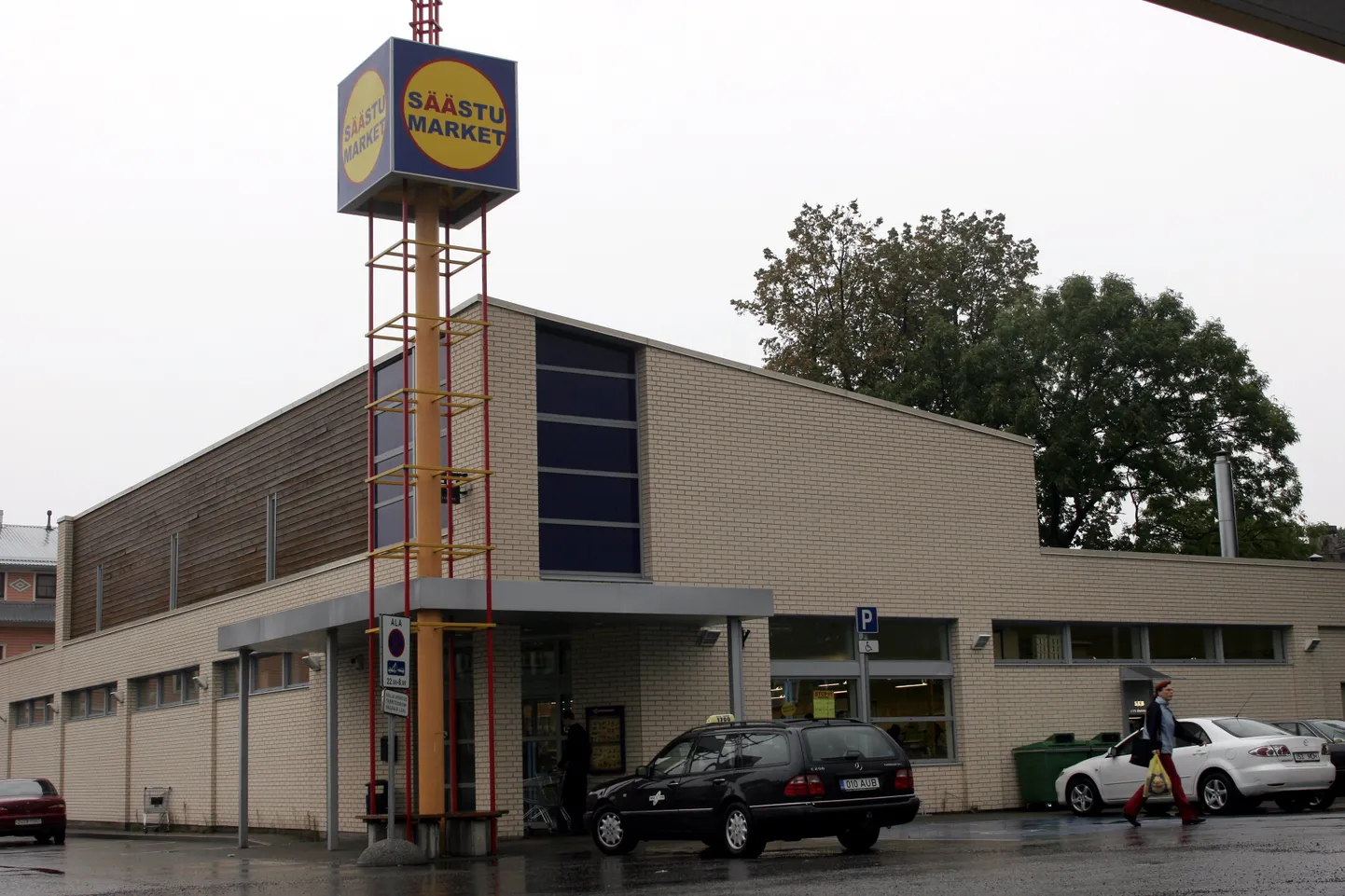 Säästumarketite parklatesse paigaldatakse märgatavamad teavitussildid.