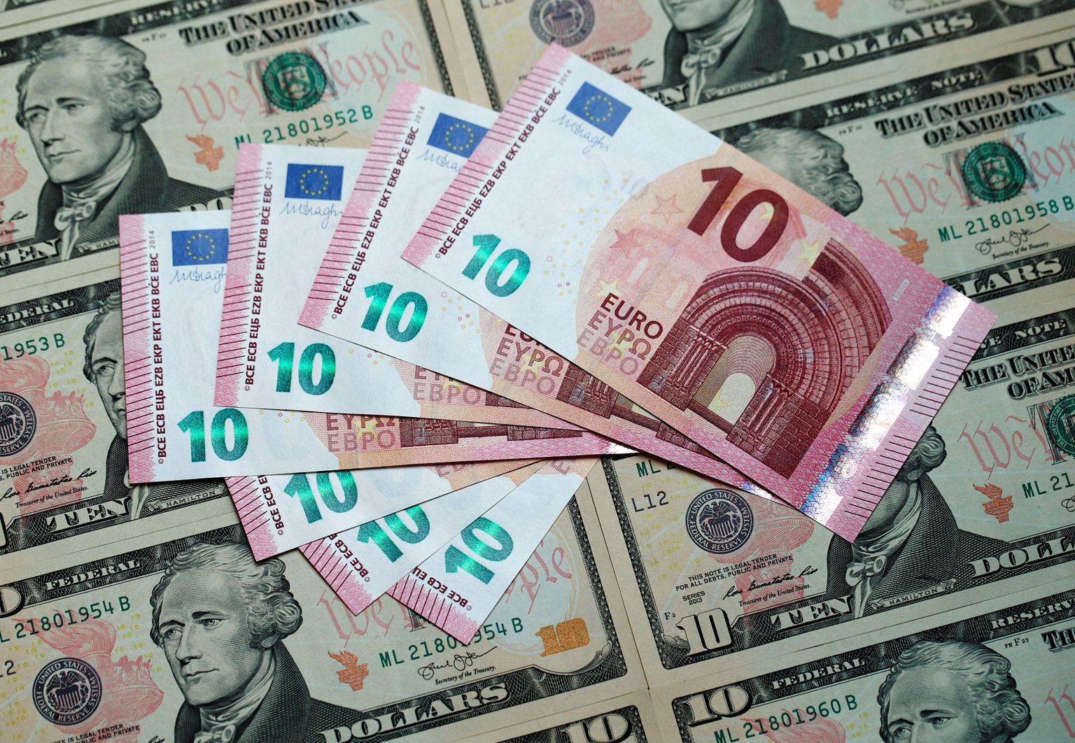 Dollar ja euro liiguvad võrdse taseme poole
