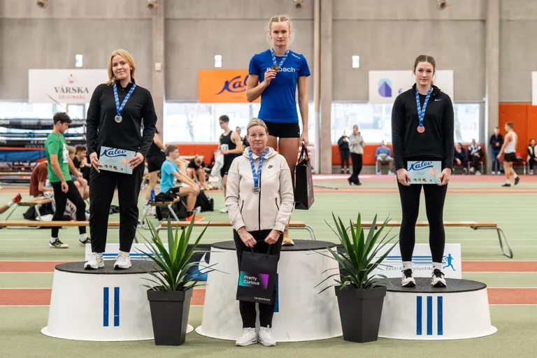 Madleen Veberson (vasakul) sai kuulitõukes hõbeda.