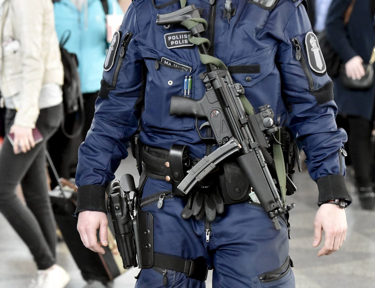 Soome politseinik täisvarustuses.
