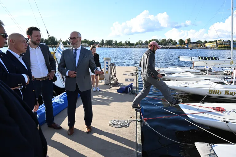 Eesti Jahtklubide Liidu President Kalev Vapper, Briti Suursaadik Eestis Ross Allen, Vabariigi President Alar Karis tutvumas Draakon-jahtidega Pärnu Jahtklubis