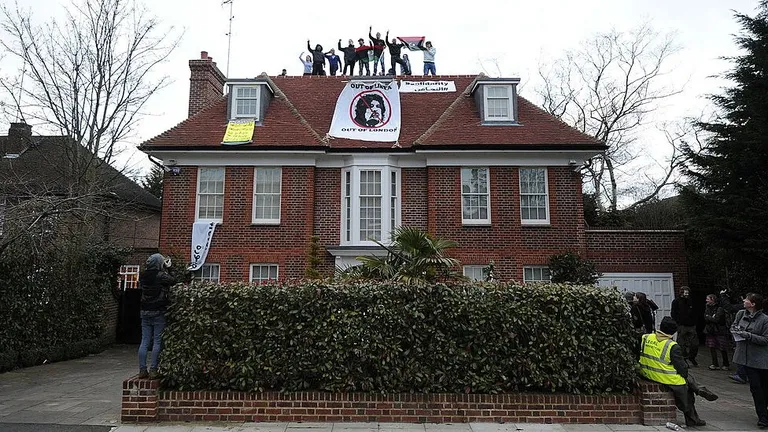 В 2011 году активисты провели акцию на крыше дома Сейфа Каддафи в лондонском районе Хемпстед