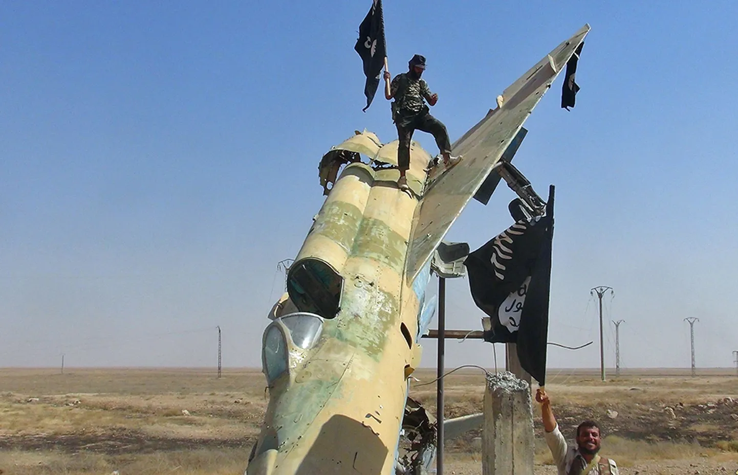 Islamiriigi mässulised Süürias valitsusvägedelt ära võetud Tabqa õhuväebaasis.