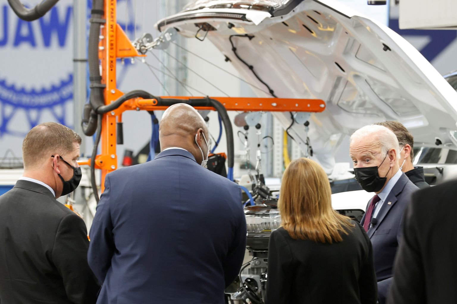 General Motorsi tegevjuht Mary Barra (paremalt teine) käesoleva aasta 17. novembril koos USA presidendi Joe Bideni (paremal) ja veel kahe härrasmehega Detroiti tehases elektrilise Hummeri kapoti alla kaemas.