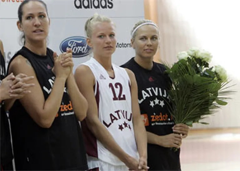 Latvijas komandas spēlētājas gatavas debijai Olimpiādē. No kreisās uz labo - Liene Jansone, Dita Krūmberga un komandas kapteine Anete Jēkabsone-Žogota.