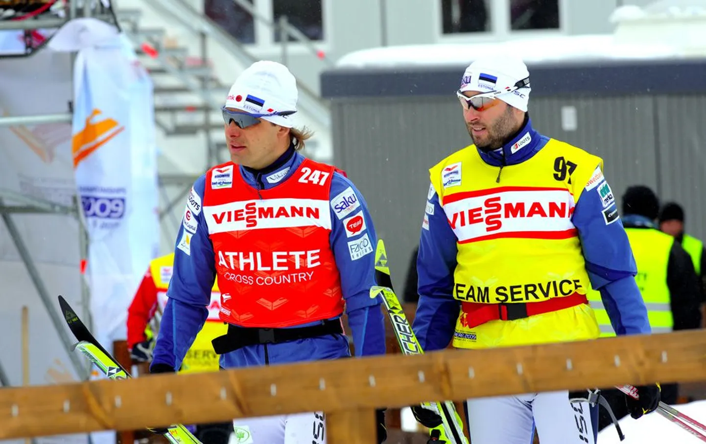 Jaak Mae ja määrdemeister Urmas Välbe Libereci MMil. Toona õnnestus Mael          vaatamata seljavaevusele 15 km eraldistardist klassikasõidus viies koht saavutada.