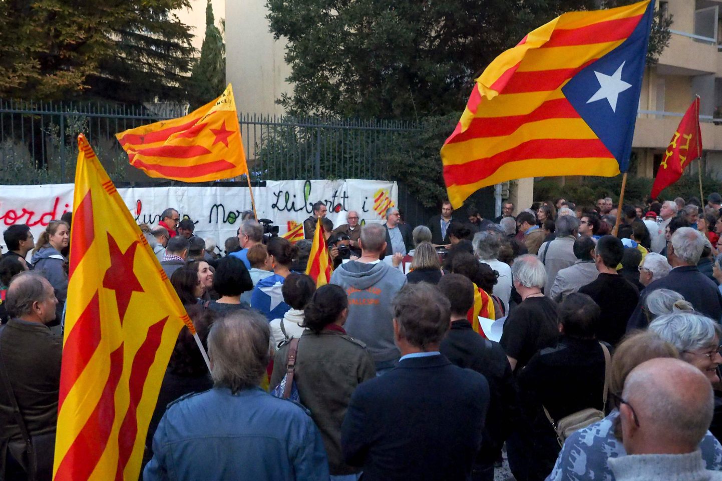 Meeleavaldus Prantsusmaal Perpignanis Hispaania diplomaatilise esinduse ees 17. oktoobril seoses kahe Kataloonia iseseisvuslaste juhi kinnivõtmisega pärast iseseisvusreferendumit.