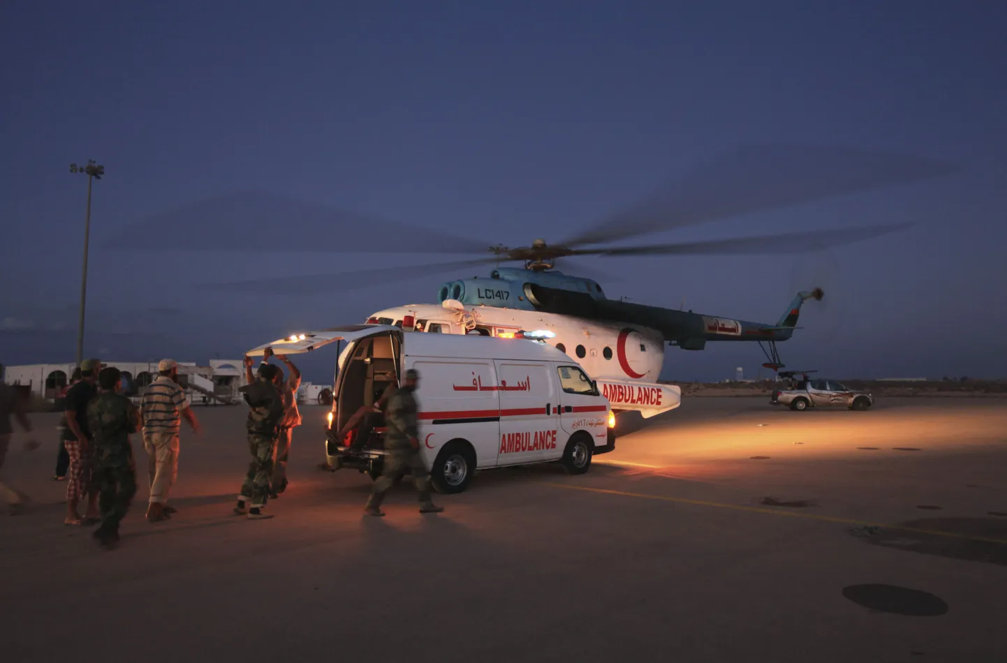 Punase Poolkuu logoga helikopter ja kiirabiauto