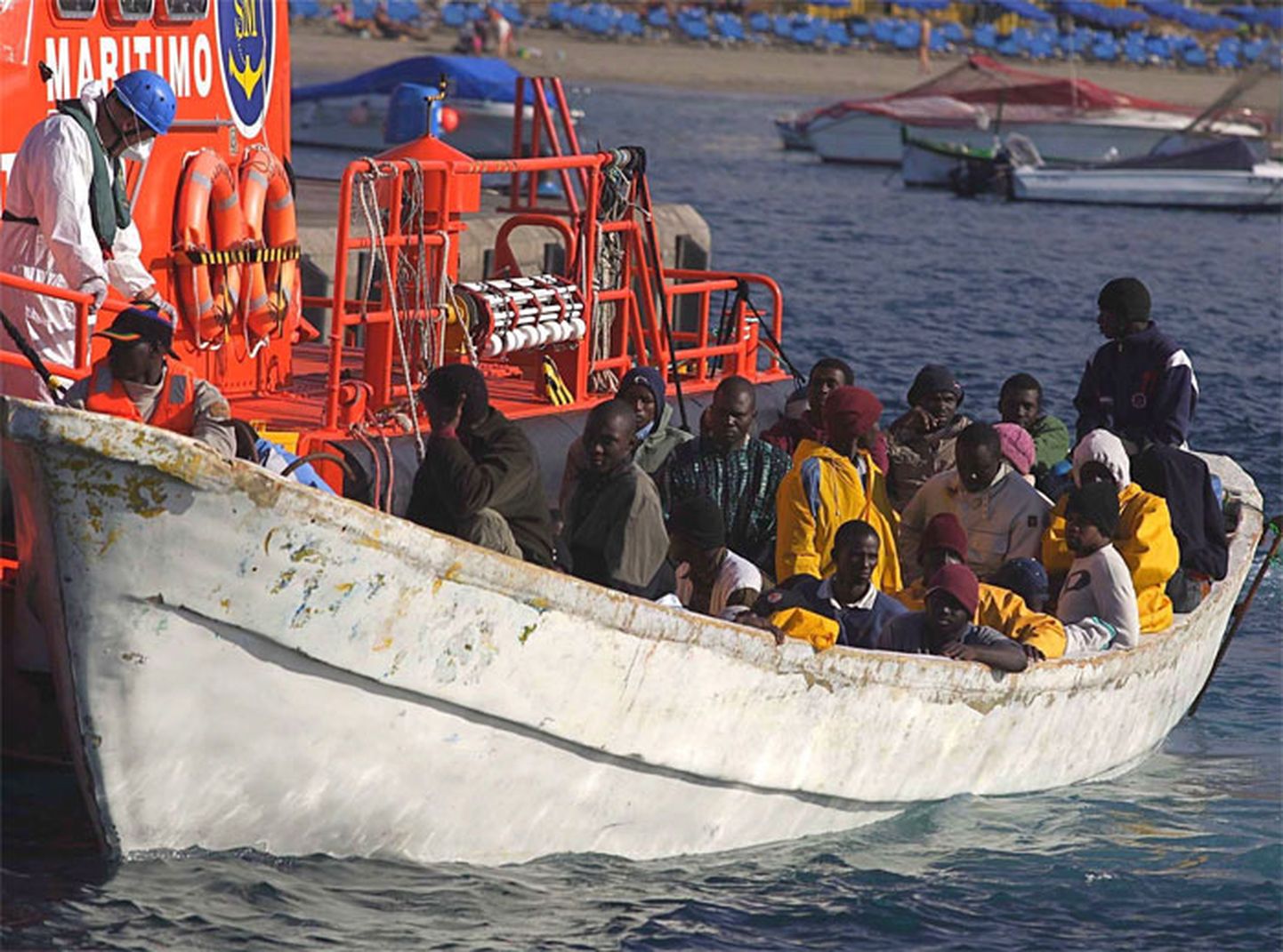 Беженцы в лодке у берегов Испании