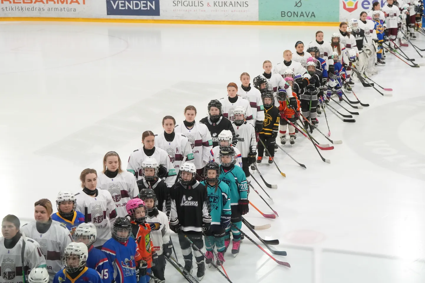 Latvijas sieviešu hokeja izlases spēlētājas pirms Latvijas sieviešu hokeja izlases pārbaudes spēles ar Polijas valstsvienību  "Volvo" ledus hallē.
