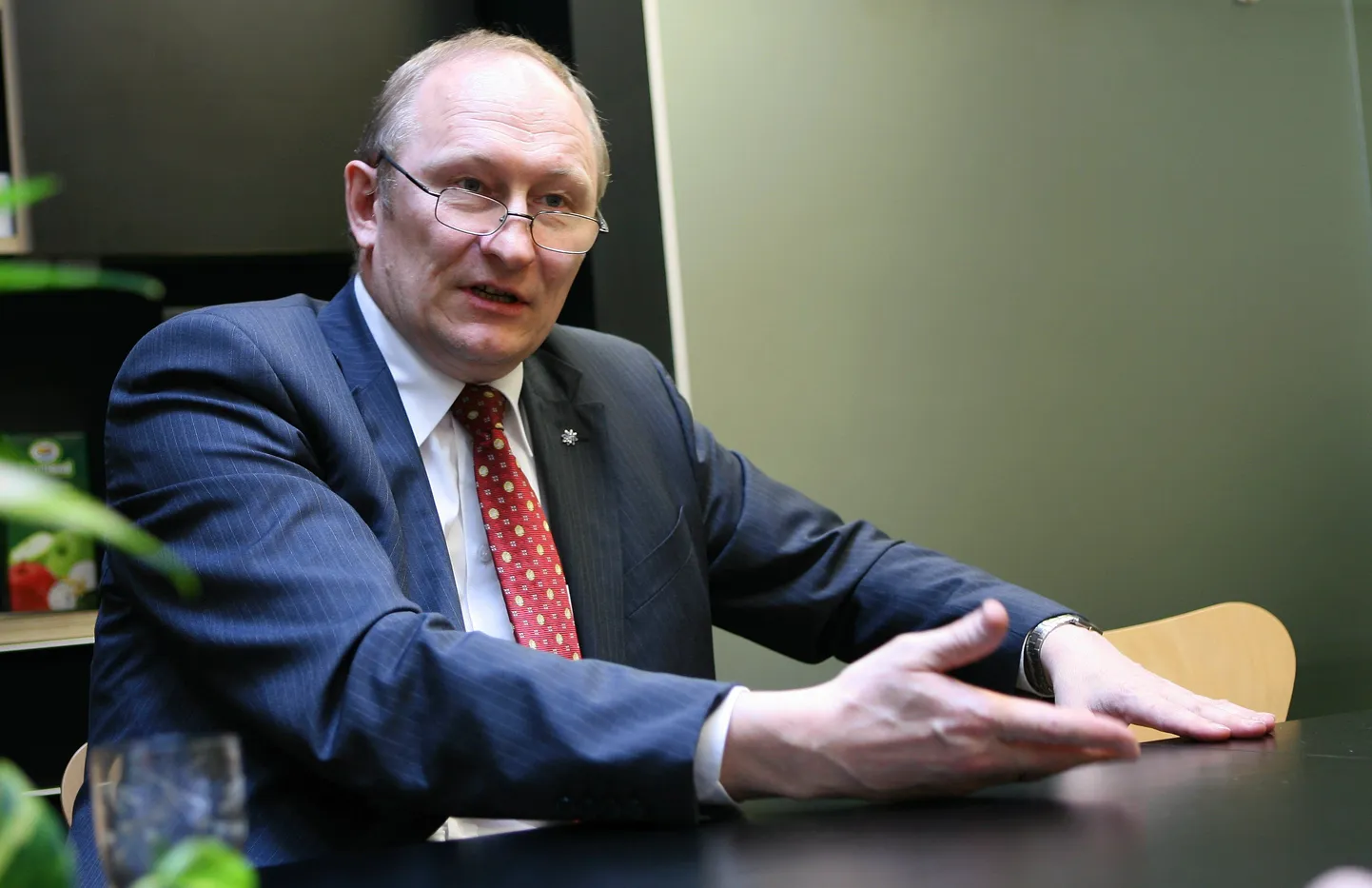 Kaitseminister teeb täna Viljandimaal ringkäigu.