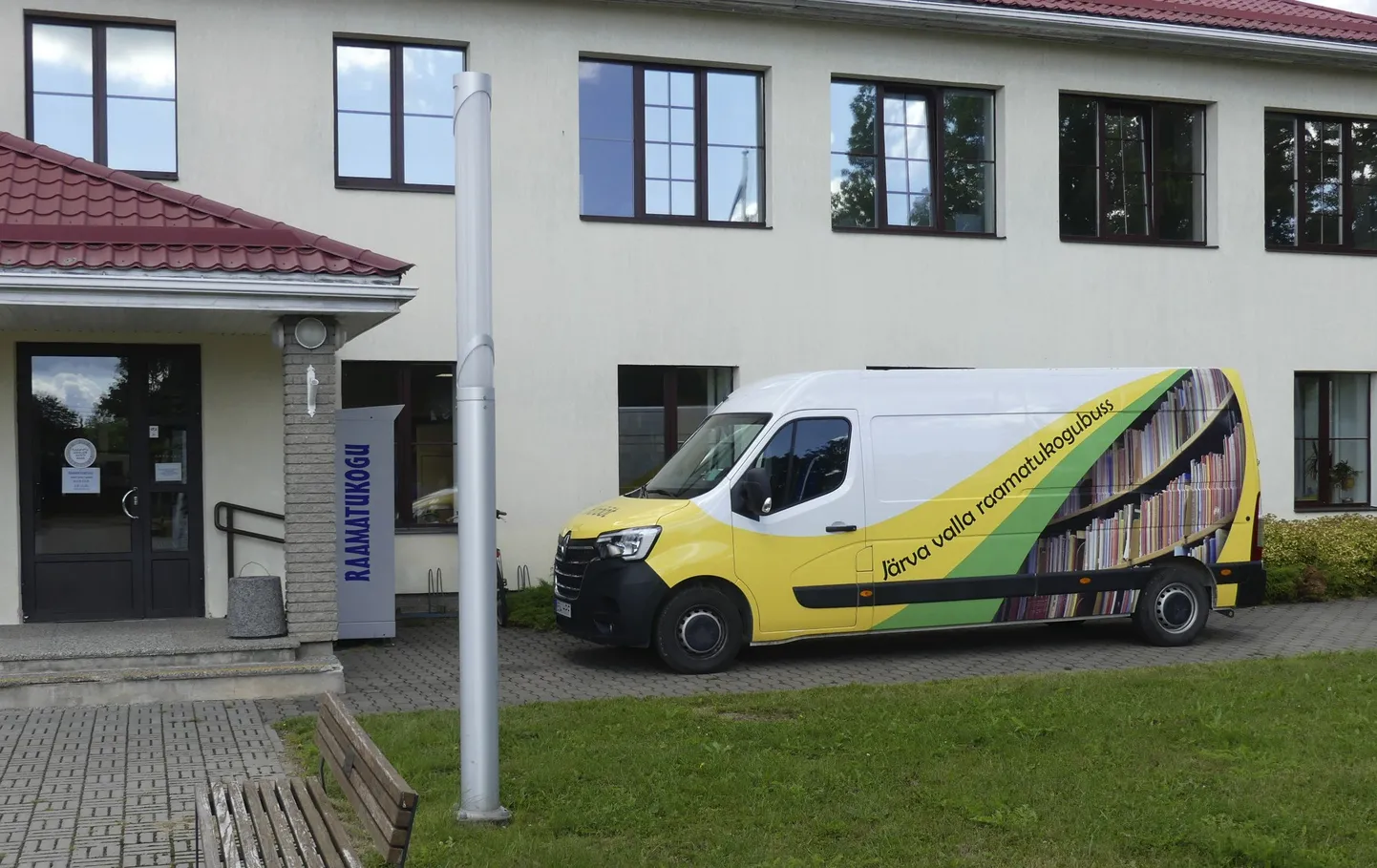 Järva valla raamatukogubuss Tapa raamatukogu ees.