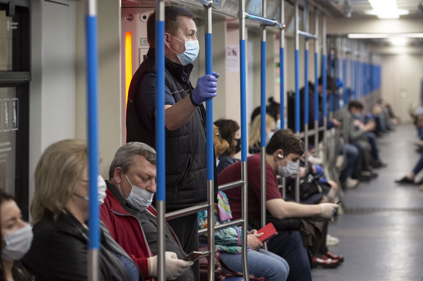 Kaitsemaskides inimesed Moskva metroos.