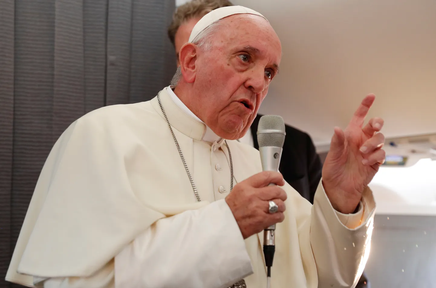 Paavst andmas pressikonverentsi lennukis teel Tallinnast tagasi Rooma.