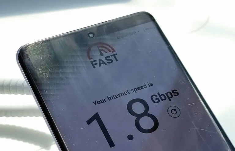 Kohapeal näitasid 5G-toega nutitelefonid Elisa võrgus selliseid allalaadimiskiirusi.