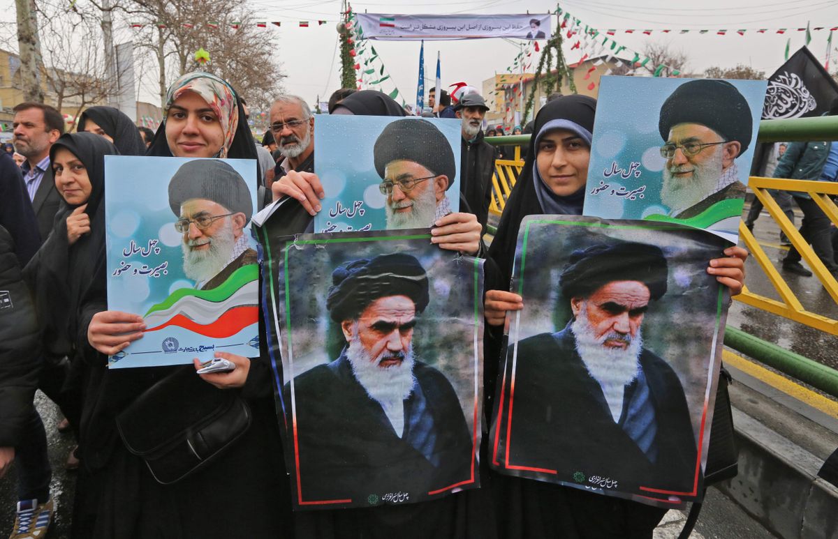 Iraanlased ajatolla Ali Khamenei portreedega tähistamas islamirevolutsiooni aastapäeva.