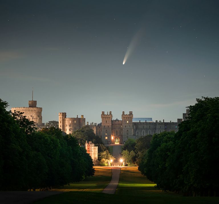 Komeet Neowise nähtuna Briti Windsori lossi juures