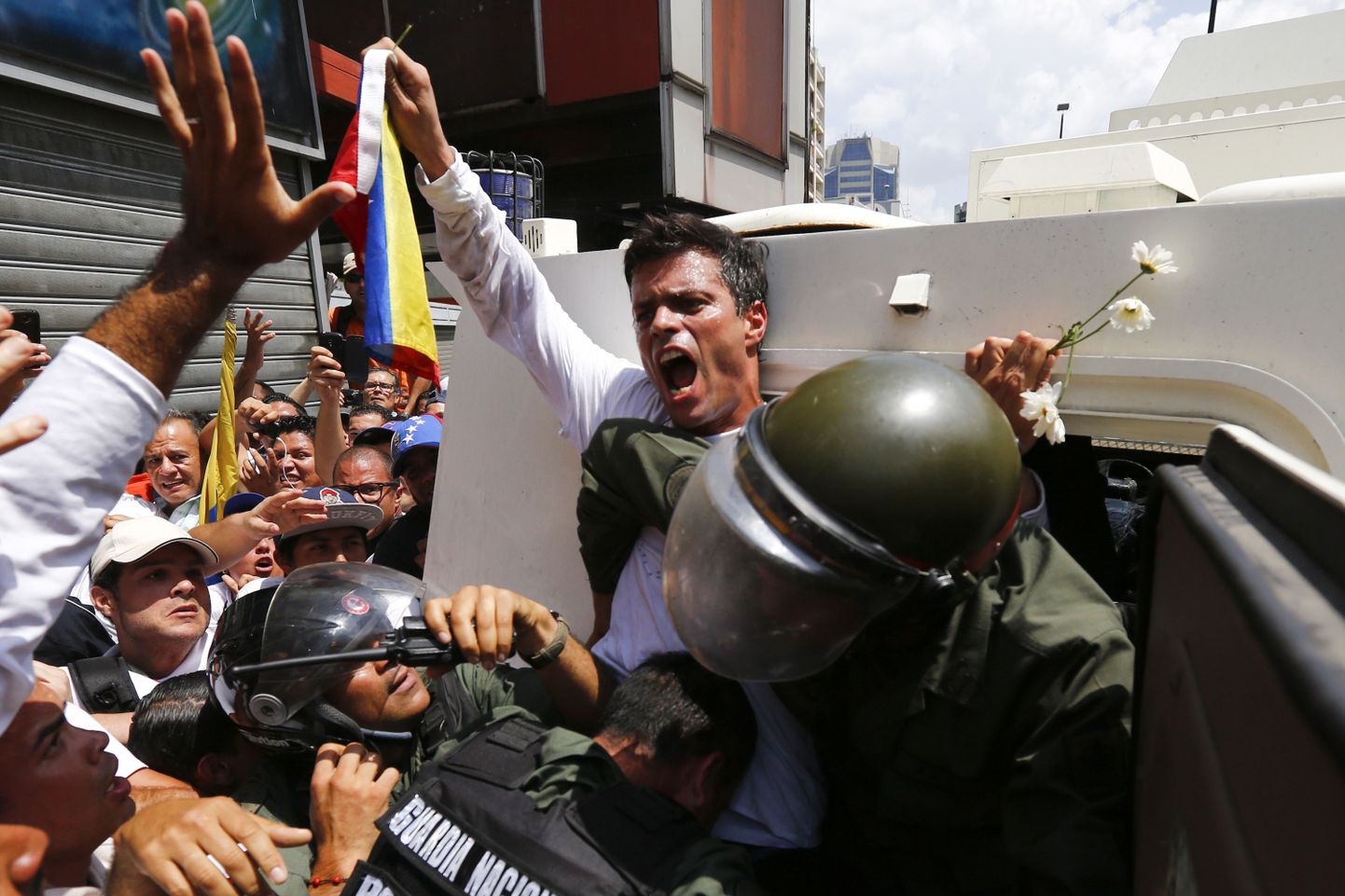 Venezuela inimõiguslane Leopoldo Lopez 2014. aastal end vabatahtlikult jõududele kätte andmas. Ümber oli tuhandeid Lopezi pooldajaid.