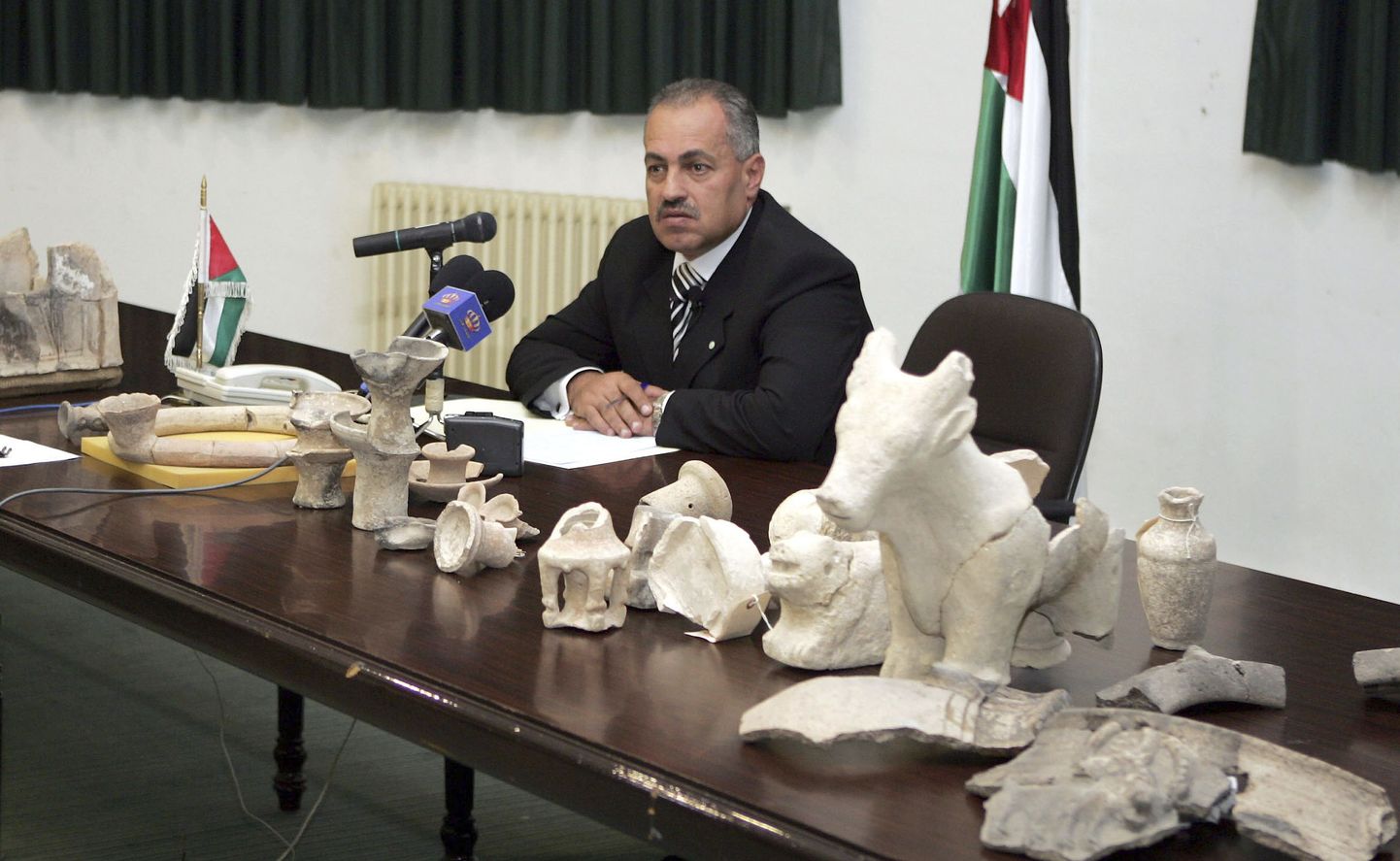 Jordaania antiigiameti juht Ziad al-Saad pressikonverentsil leidu tutvustamas