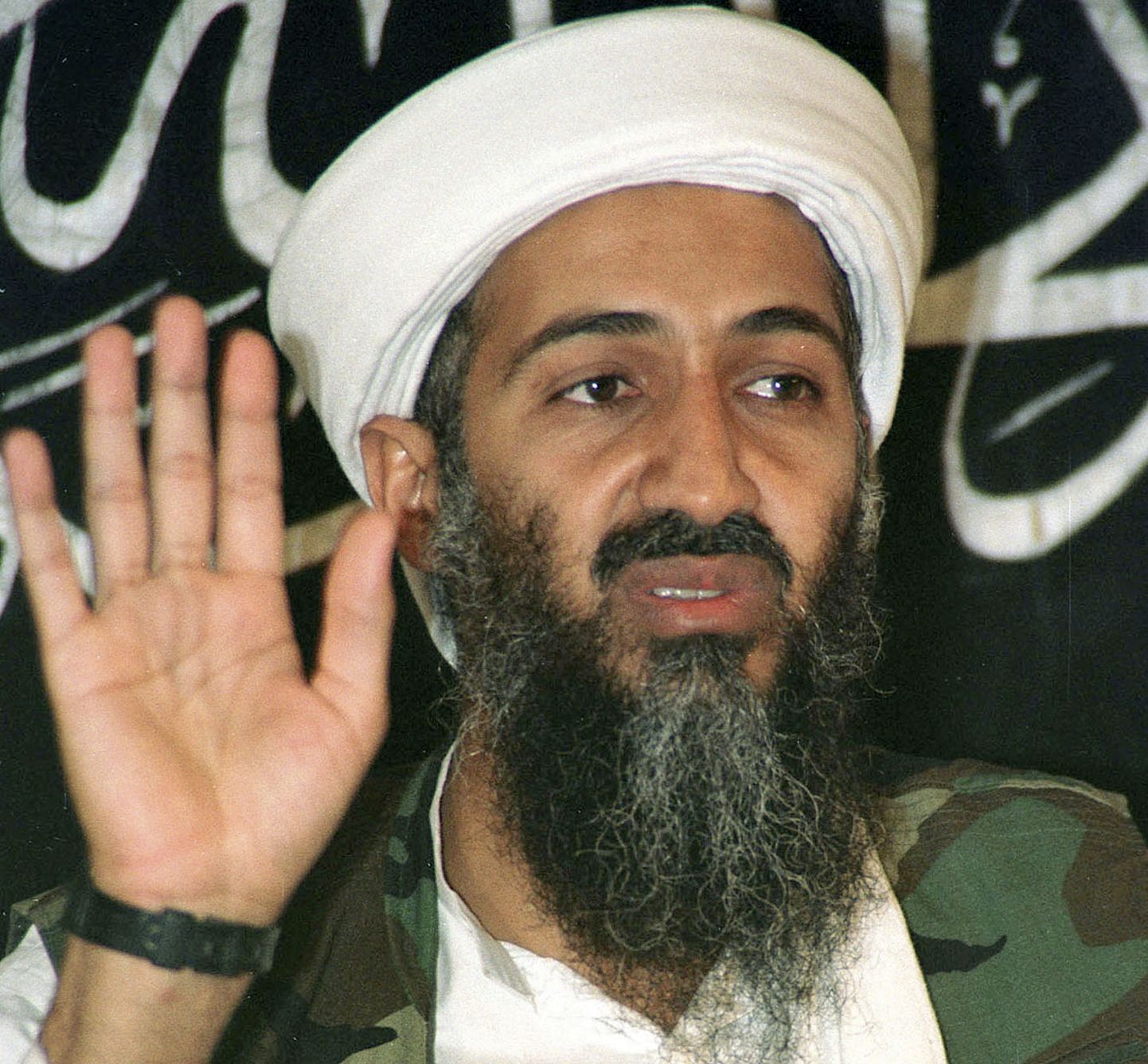 Al-Qaeda asutaja ja juht Osama bin Laden 26. mail 1998. aastal Afganistanis Kabulis pressikonverentsil. Ameeriklased tabasid ja tapsid terroristijuhi 2. mail 2011. aastal pakistanis Abbottabadis.