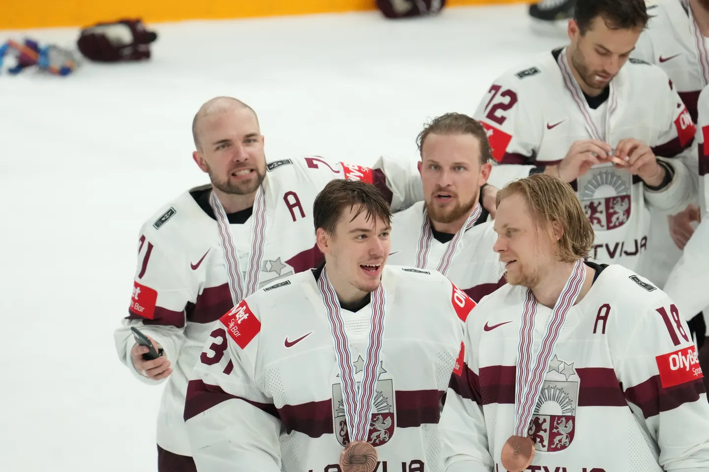 Latvijas hokeja izlases spēlētāji ar bronzas medaļām pēc Pasaules hokeja čempionāta spēles starp Latvijas un ASV valstsvienībām ''Nokia arēnā'' Tamperē.
