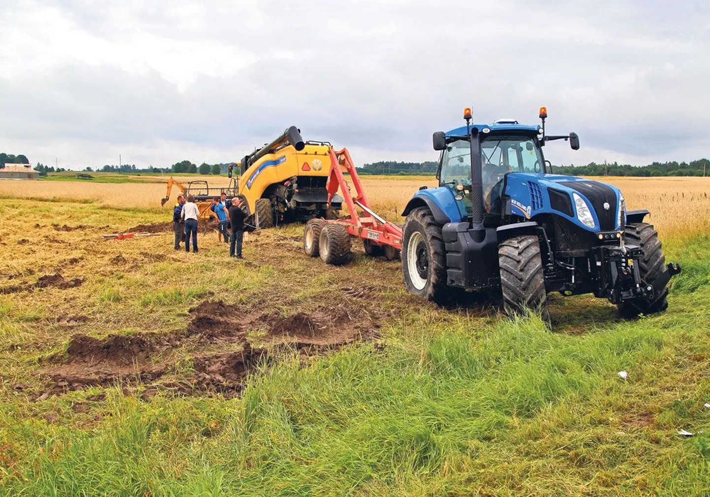 Rohked sademed on maa pehmeks muutnud. Reedel sikutati Aovere lähistel Tammistu Agro põllult välja sinna kinni jäänud kombain.