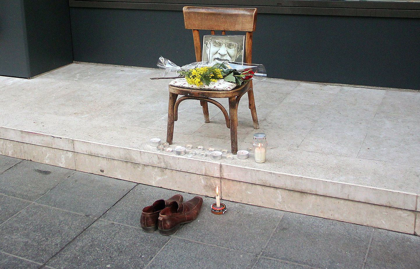Onu Mišoks kutsutud kingapuhastaja tööpaigale viisid Sarajevo elanikud lilli ning tema pildi.
