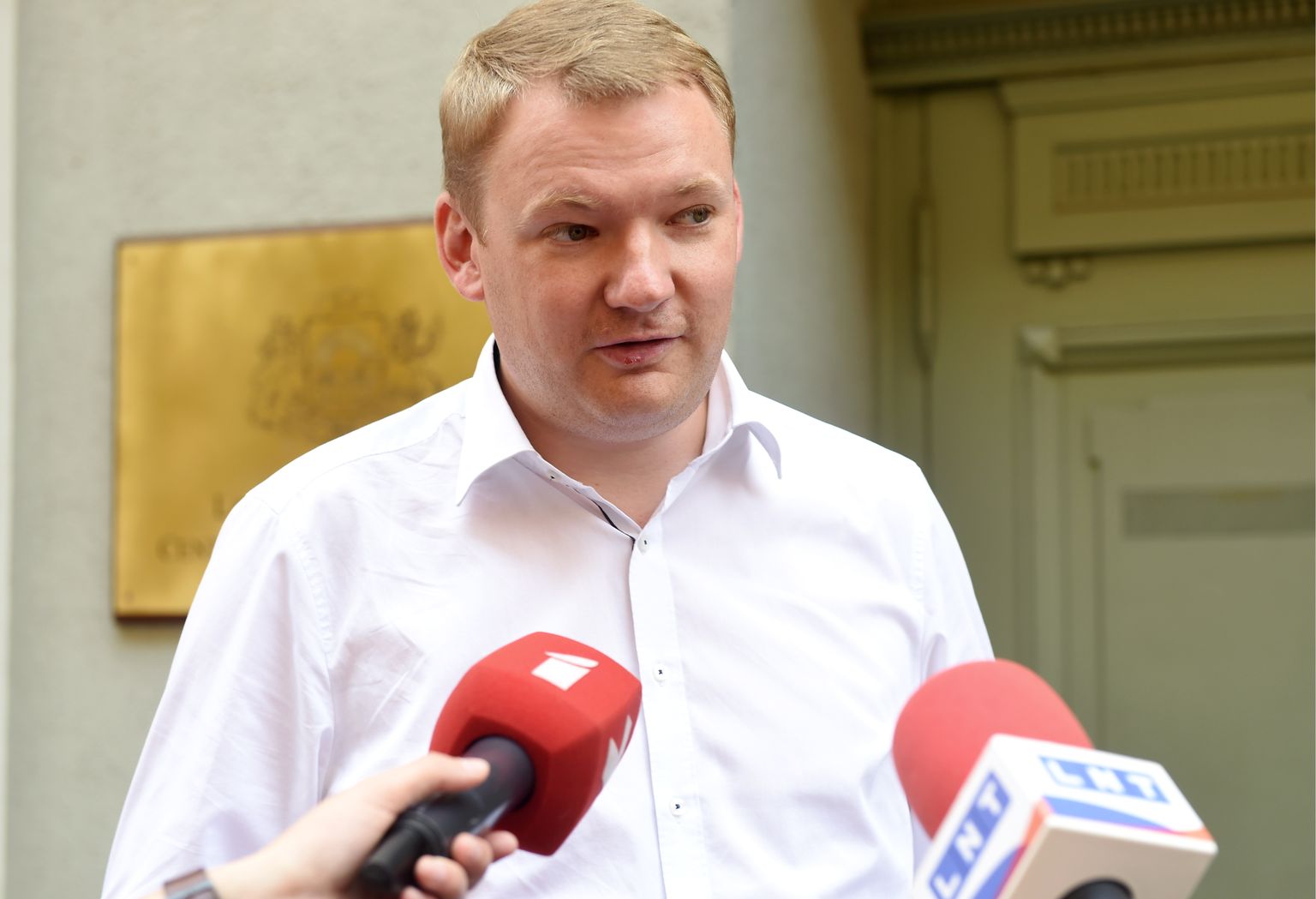 Latvijas Reģionu apvienības valdes loceklis, premjera amata kandidāts Edvards Smiltēns atbild uz žurnālistu jautājumiem pirms kandidātu sarakstu iesniegšanas 13. Saeimas vēlēšanām.