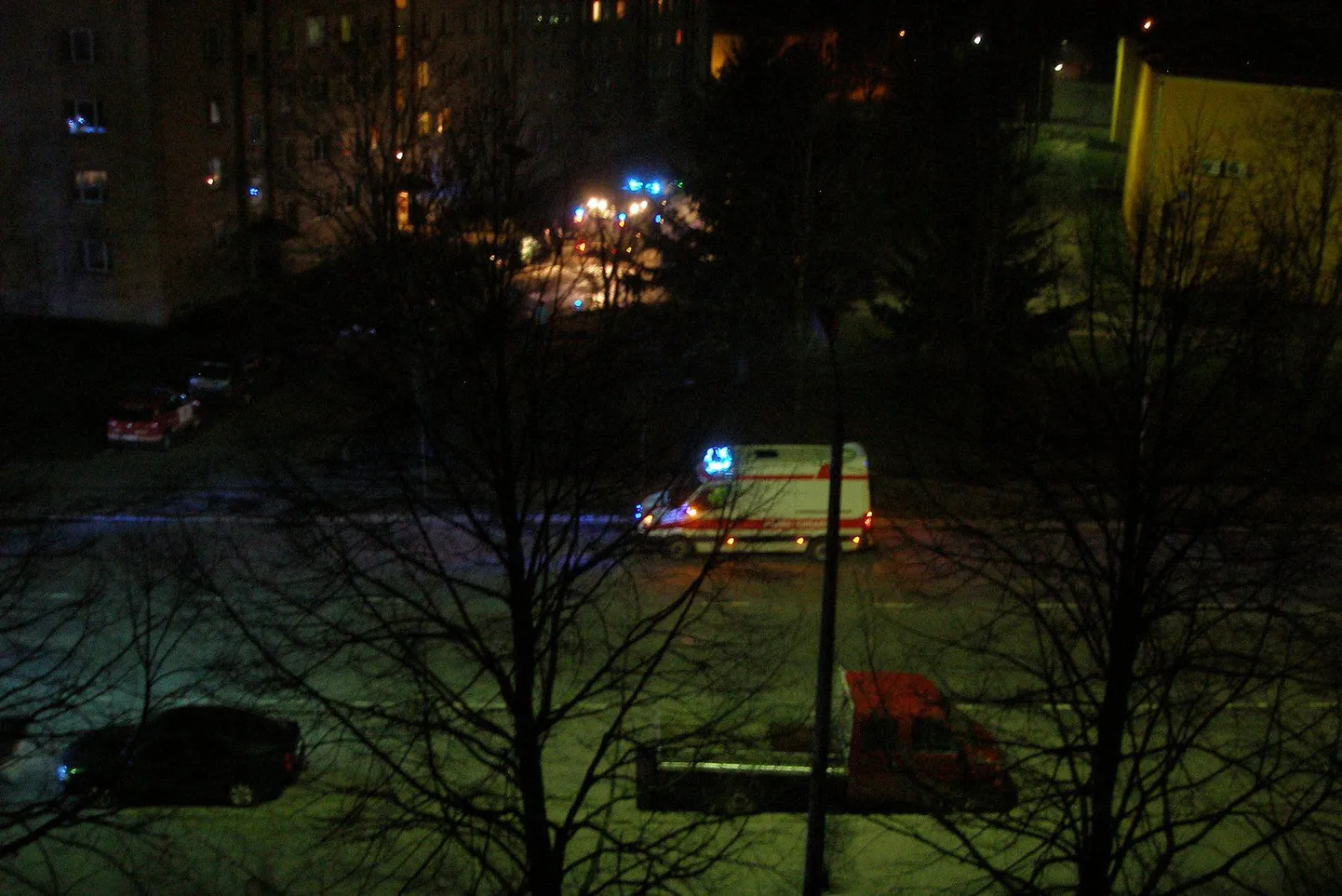 Päästjad ja kiirabi käisid eile hilisõhtul Mai tänaval, kus ühest viiekorruselise maja korterist tuli kõrbelõhna.