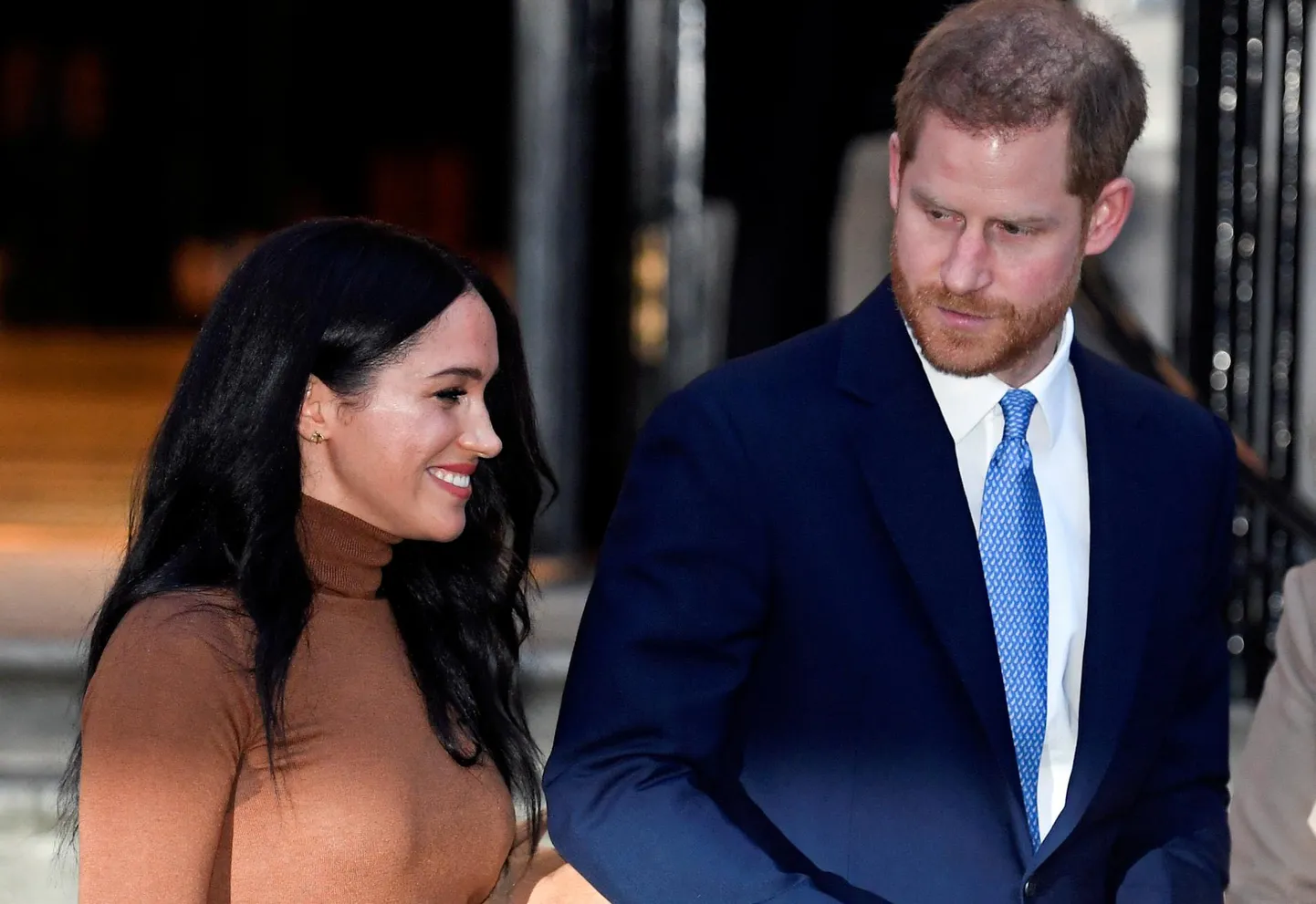 Prints Harry ja Sussexi hertsoginna Meghan väljuvad 7. jaanuaril Londonis ürituselt. Päev hiljem teatasid nad sotsiaalmeedias soovist loobuda osast õukondlikest kohustustest ning hakata oma elu jagama Albioni ja Ameerika vahel.
