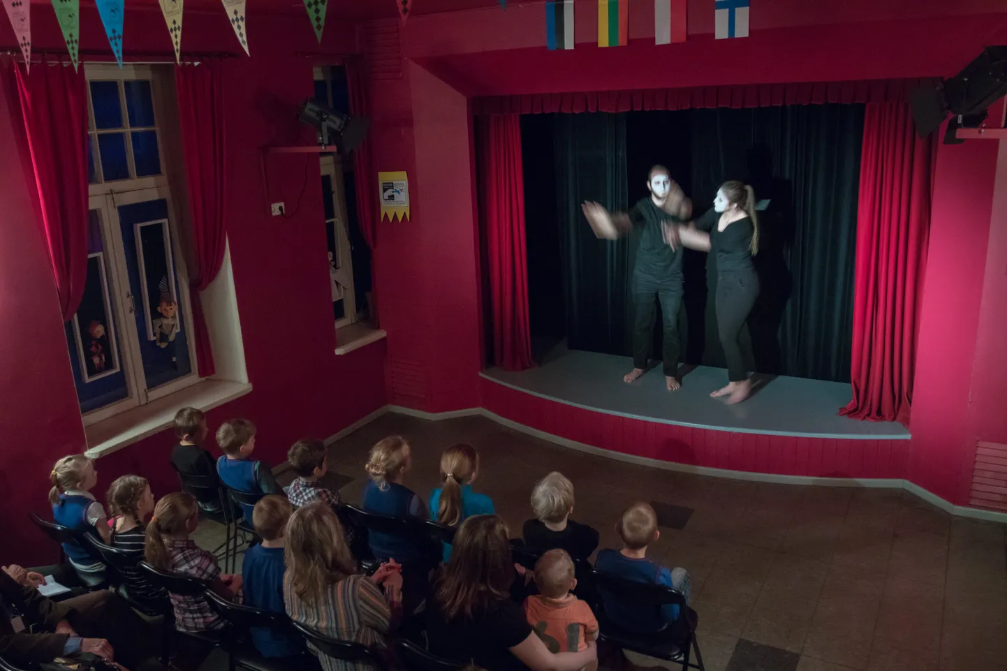Jätkub festival Teater Kohvris. Pühapäeval näeb väliskülaliste etendusi Sakala keskuses ja Viljandi nukuteatris.